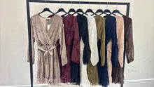 Laden Sie das Bild in den Galerie-Viewer, Kurzkleid mit langen Ärmeln und Blumenstickerei: Khaki