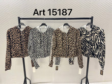 Laden Sie das Bild in den Galerie-Viewer, Weste mit Reißverschluss und Kapuze im Leopardenmuster mit Streifen.: Beige