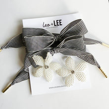 Laden Sie das Bild in den Galerie-Viewer, Schuh-Charms und Schnürsenkel-Sets – Schnürsenkel-Accessoires: Ivory Satin Laces/Strawberry/Fern Charms