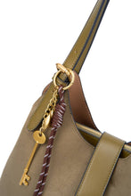 Laden Sie das Bild in den Galerie-Viewer, SCHULTERTASCHE AUS WILDLEDER MIT ANHÄNGER: BURGUNDY