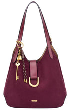 Laden Sie das Bild in den Galerie-Viewer, SCHULTERTASCHE AUS WILDLEDER MIT ANHÄNGER: BURGUNDY