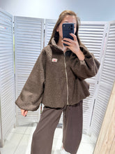 Laden Sie das Bild in den Galerie-Viewer, Texturierte Jacke mit Reißverschluss: Dunkelbraun / SIE
