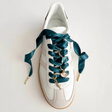Laden Sie das Bild in den Galerie-Viewer, Schuh-Charms und Schnürsenkel-Sets – Schnürsenkel-Accessoires: Schwarze Satinbänder/Schleifen/Federanhänger
