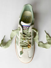 Laden Sie das Bild in den Galerie-Viewer, Schuh-Charms und Schnürsenkel-Sets | Sneaker-Charms und Schnürsenkel-Sets: Bordeauxfarbene Spitzen-Anhänger/Marienkäfer-Anhänger/Schleifen-Anhänger