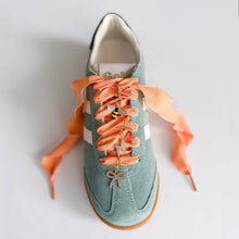 Laden Sie das Bild in den Galerie-Viewer, Schuh-Charms und Schnürsenkel-Sets | Sneaker-Charms und Schnürsenkel-Sets: Bordeauxfarbene Spitzen-Anhänger/Marienkäfer-Anhänger/Schleifen-Anhänger