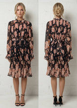 Laden Sie das Bild in den Galerie-Viewer, Plissiertes Chiffon-Midi-Kleid mit Blumenmuster und Stehkragen: M