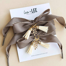Laden Sie das Bild in den Galerie-Viewer, Schuh-Charms und Schnürsenkel-Sets – Schnürsenkel-Accessoires: Schwarze Satinbänder/Schleifen/Federanhänger