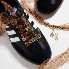 Laden Sie das Bild in den Galerie-Viewer, Braune Leoparden-Schnürsenkel mit Anhängern | Stylisches Sneaker-Akzent-Set: GDBR / ONE