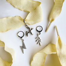 Laden Sie das Bild in den Galerie-Viewer, Schuh-Charms und Schnürsenkel-Sets | Sneaker-Charms und Schnürsenkel-Sets: Elfenbeinfarbene Spitzen/Schwarze Schleife/Goldener Ballonhund