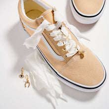 Laden Sie das Bild in den Galerie-Viewer, Goldenes Schuh-Charms-Set mit symbolischen Anhängern | Glückssymbole &amp; weiße Schleifenbänder: GDWT / ONE
