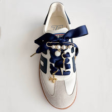 Laden Sie das Bild in den Galerie-Viewer, Schuh-Charms und Schnürsenkel-Sets – Schnürsenkel-Accessoires: Schwarze Satinbänder/Schleifen/Federanhänger