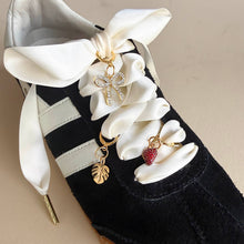 Laden Sie das Bild in den Galerie-Viewer, Schuh-Charms und Schnürsenkel-Sets – Schnürsenkel-Accessoires: Ivory Satin Laces/Strawberry/Fern Charms