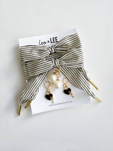 Laden Sie das Bild in den Galerie-Viewer, Heritage gestreiftes Schleifen-Spitzen-Charms-Set – Perlen- und Herz-Schlüssel-Schuh-Charms | Schwarz