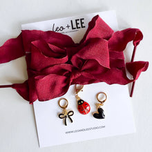 Laden Sie das Bild in den Galerie-Viewer, Schuh-Charms und Schnürsenkel-Sets | Sneaker-Charms und Schnürsenkel-Sets: Schwarze Schnürsenkel/Schleife + Sternanhänger