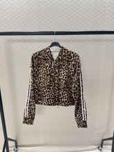 Laden Sie das Bild in den Galerie-Viewer, Weste mit Reißverschluss und Kapuze im Leopardenmuster mit Streifen.: Beige