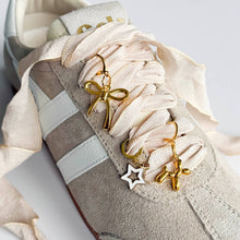 Laden Sie das Bild in den Galerie-Viewer, Schuh-Charms und Schnürsenkel-Sets | Sneaker-Charms und Schnürsenkel-Sets: Schwarze Schnürsenkel/Schleife + Sternanhänger