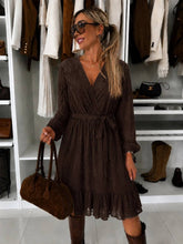 Laden Sie das Bild in den Galerie-Viewer, Kurzkleid mit langen Ärmeln und Blumenstickerei: Dunkelbraun