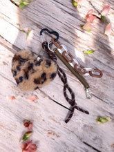 Laden Sie das Bild in den Galerie-Viewer, Leopard-Herz Taschenanhänger und Schlüsselanhänger PC09: Braun / Synthetisch