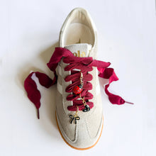 Laden Sie das Bild in den Galerie-Viewer, Schuh-Charms und Schnürsenkel-Sets | Sneaker-Charms und Schnürsenkel-Sets: Bordeauxfarbene Spitzen-Anhänger/Marienkäfer-Anhänger/Schleifen-Anhänger