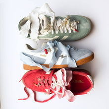 Laden Sie das Bild in den Galerie-Viewer, Schuh-Charms und Schnürsenkel-Sets | Sneaker-Charms und Schnürsenkel-Sets: Schwarze Schnürsenkel/Schleife + Sternanhänger