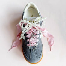 Laden Sie das Bild in den Galerie-Viewer, Schuh-Charms und Schnürsenkel-Sets | Sneaker-Charms und Schnürsenkel-Sets: Bordeauxfarbene Spitzen-Anhänger/Marienkäfer-Anhänger/Schleifen-Anhänger