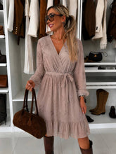 Laden Sie das Bild in den Galerie-Viewer, Kurzkleid mit langen Ärmeln und Blumenstickerei: Schwarz