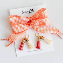 Laden Sie das Bild in den Galerie-Viewer, Schuh-Charms und Schnürsenkel-Sets – Schnürsenkel-Accessoires: Ivory Satin Laces/Strawberry/Fern Charms