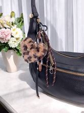 Laden Sie das Bild in den Galerie-Viewer, Leopard-Herz Taschenanhänger und Schlüsselanhänger PC09: Braun / Synthetisch