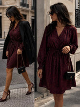 Laden Sie das Bild in den Galerie-Viewer, Bedrucktes V-Ausschnitt-Kleid mit Knopfleiste und langen Ärmeln: Bordeaux