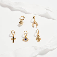 Laden Sie das Bild in den Galerie-Viewer, Goldenes Schuh-Charms-Set mit symbolischen Anhängern | Glückssymbole &amp; weiße Schleifenbänder: GDWT / ONE