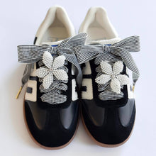 Laden Sie das Bild in den Galerie-Viewer, Schuh-Charms und Schnürsenkel-Sets – Schnürsenkel-Accessoires: Schwarze Satinbänder/Schleifen/Federanhänger
