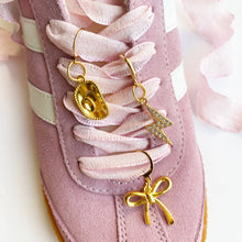 Laden Sie das Bild in den Galerie-Viewer, Schuh-Charms und Schnürsenkel-Sets | Sneaker-Charms und Schnürsenkel-Sets: Schwarze Schnürsenkel/Schleife + Sternanhänger