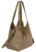 Laden Sie das Bild in den Galerie-Viewer, SCHULTERTASCHE AUS WILDLEDER MIT ANHÄNGER: BURGUNDY