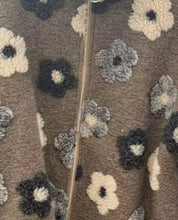 Laden Sie das Bild in den Galerie-Viewer, Teddyjacke mit Blumenmuster: Marrone / Eine Größe