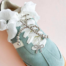 Laden Sie das Bild in den Galerie-Viewer, Schuh-Charms und Schnürsenkel-Sets | Sneaker-Charms und Schnürsenkel-Sets: Bordeauxfarbene Spitzen-Anhänger/Marienkäfer-Anhänger/Schleifen-Anhänger