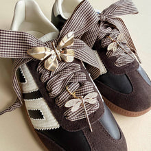 Laden Sie das Bild in den Galerie-Viewer, Schuh-Charms und Schnürsenkel-Sets – Schnürsenkel-Accessoires: Ivory Satin Laces/Strawberry/Fern Charms