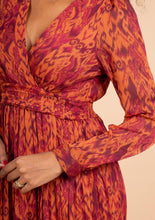 Laden Sie das Bild in den Galerie-Viewer, 16032 Lange Kleider mit Druck: Rouge / 1 S/M 1 M/L