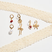 Laden Sie das Bild in den Galerie-Viewer, Spitzen‑Schnürsenkel‑Charm‑Set | goldfarbene Schleife sowie Herz‑ und Perlenakzente: GDWT / EINS