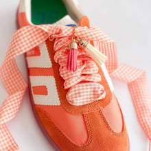 Laden Sie das Bild in den Galerie-Viewer, Schuh-Charms und Schnürsenkel-Sets – Schnürsenkel-Accessoires: Ivory Satin Laces/Strawberry/Fern Charms