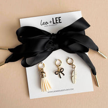 Laden Sie das Bild in den Galerie-Viewer, Schuh-Charms und Schnürsenkel-Sets – Schnürsenkel-Accessoires: Ivory Satin Laces/Strawberry/Fern Charms
