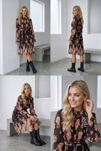 Laden Sie das Bild in den Galerie-Viewer, Plissiertes Chiffon-Midi-Kleid mit Blumenmuster und Stehkragen: M