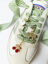 Laden Sie das Bild in den Galerie-Viewer, Schuh-Charms und Schnürsenkel-Sets – Schnürsenkel-Accessoires: Ivory Satin Laces/Strawberry/Fern Charms