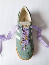 Laden Sie das Bild in den Galerie-Viewer, Schuh-Charms und Schnürsenkel-Sets – Schnürsenkel-Accessoires: Ivory Satin Laces/Strawberry/Fern Charms