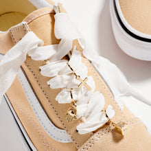 Laden Sie das Bild in den Galerie-Viewer, Goldenes Schuh-Charms-Set mit symbolischen Anhängern | Glückssymbole &amp; weiße Schleifenbänder: GDWT / ONE