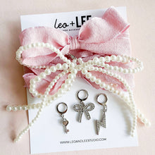 Laden Sie das Bild in den Galerie-Viewer, Schuh-Charms und Schnürsenkel-Sets | Sneaker-Charms und Schnürsenkel-Sets: Elfenbeinfarbene Spitzen/Schwarze Schleife/Goldener Ballonhund