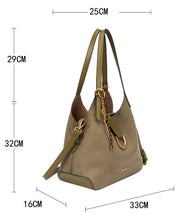 Laden Sie das Bild in den Galerie-Viewer, SCHULTERTASCHE AUS WILDLEDER MIT ANHÄNGER: BURGUNDY