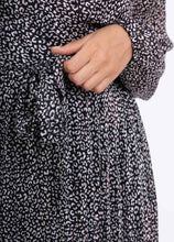 Laden Sie das Bild in den Galerie-Viewer, 15332 Kurz bedrucktes Kleid: Schwarz