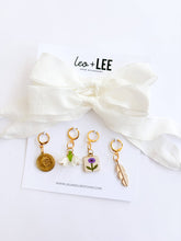 Laden Sie das Bild in den Galerie-Viewer, Schuh-Charms und Schnürsenkel-Sets | Sneaker-Charms und Schnürsenkel-Sets: White Laces/Vintage Tile/Flower