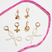 Laden Sie das Bild in den Galerie-Viewer, Buntes Schnürsenkel-Anhänger-Set | Regenbogen-, Perlen-Schleifen- &amp; Bienen-Akzente mit rosa Schnürsenkeln: GDPK / ONE