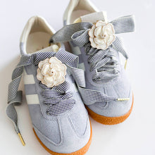 Laden Sie das Bild in den Galerie-Viewer, Schuh-Charms und Schnürsenkel-Sets – Schnürsenkel-Accessoires: Schwarze Satinbänder/Schleifen/Federanhänger